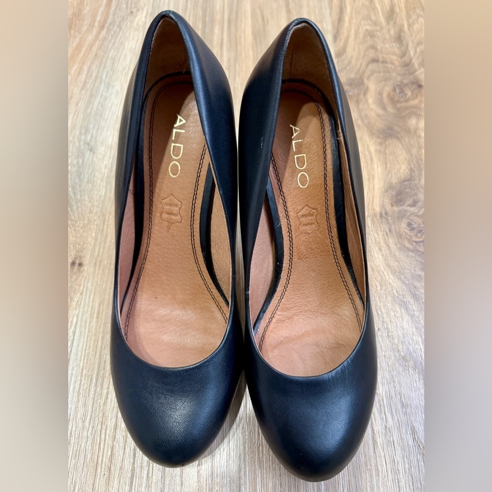 Aldo Black Leather Round Toe Classic Pumps
Size 8.5